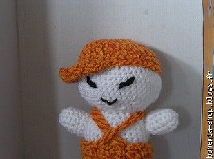 avec la casquette relevée